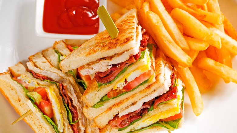 Club sandwich with egg