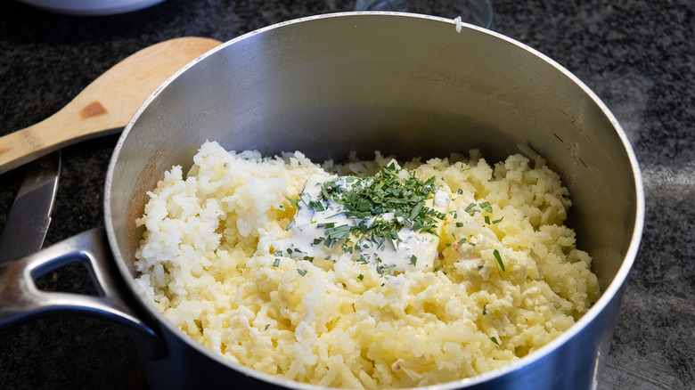 pot of mashed potatoes