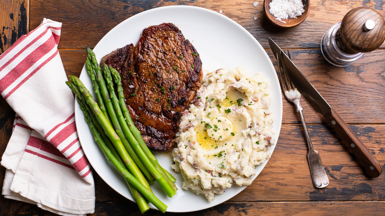 Steak, mashed potatoes, and asparagus