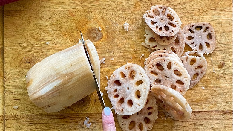 cutting lotus root 