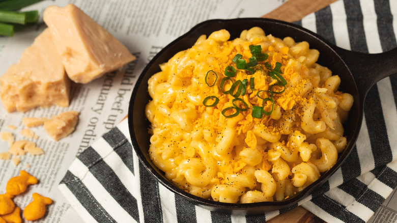 gooey mac and cheese in skillet