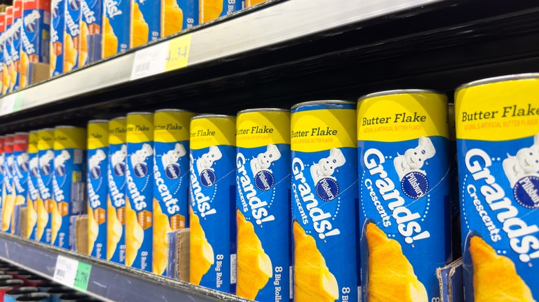 canned Pillsbury crescant rolls on shelves