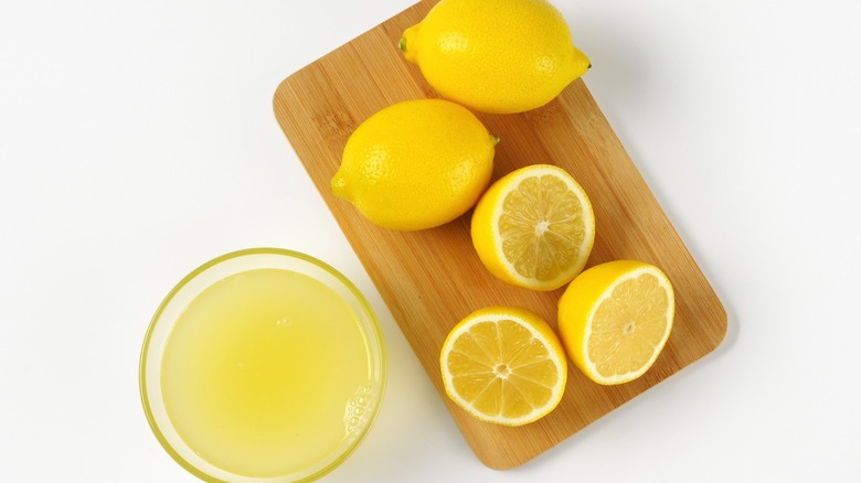 bowl of juice and lemons