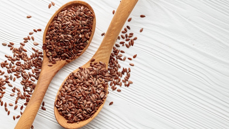 spoons with flaxseed