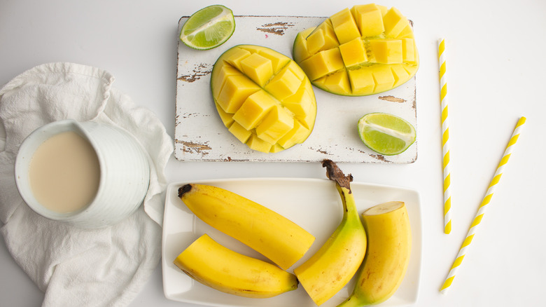 mango banana smoothie ingredients