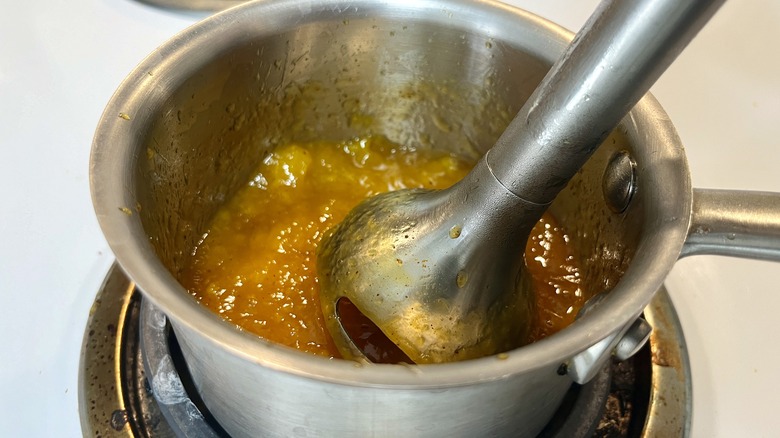 mango puree in pot