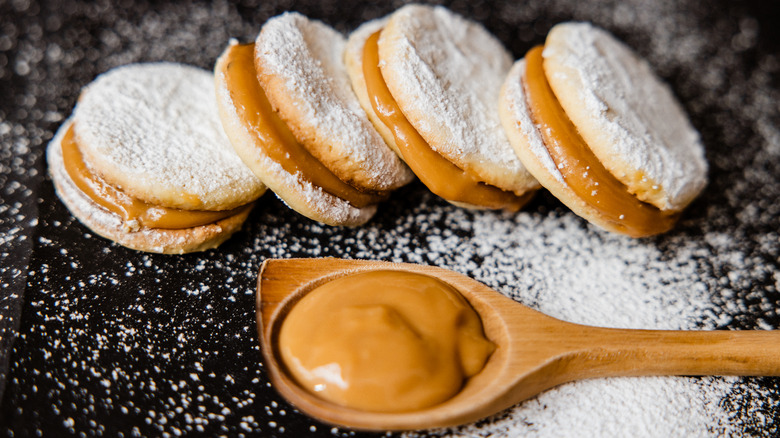 Alfajores filled with dulce de leche