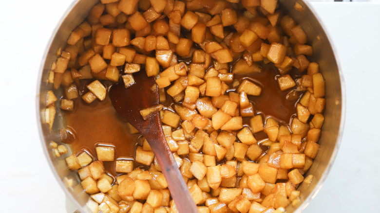 Pot of caramelized aplles