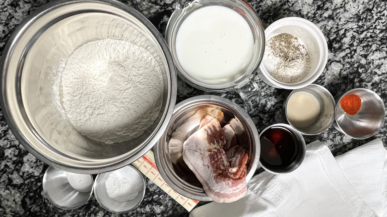 biscuits and gravy ingredients