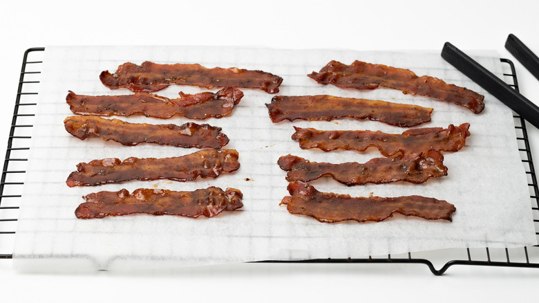 cinnamon-maple candied bacon slices