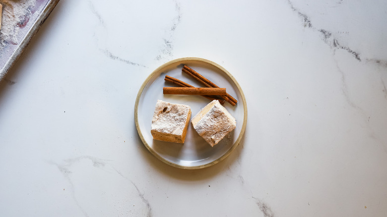 Sugar dusted maple cinnamon marshmallows