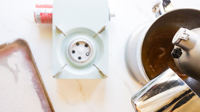 Adding boiled maple syrup to gelatin