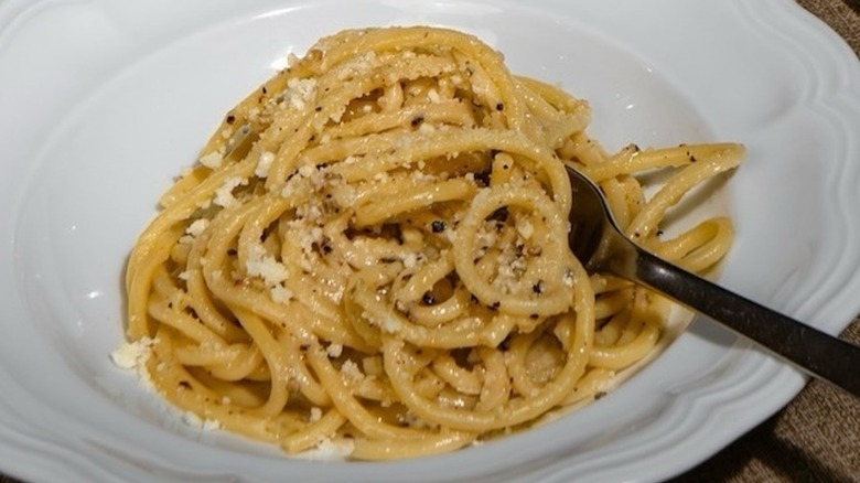 Cacio e pepe bucatini