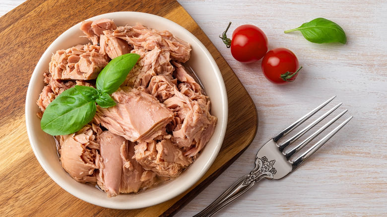 Canned tuna in bowl with tomatoes