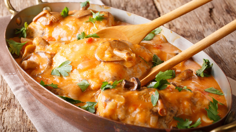 Chicken chasseur with two wooden spoons