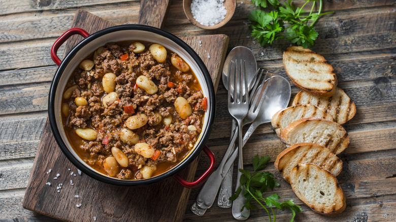 Braised meal with grilled bread