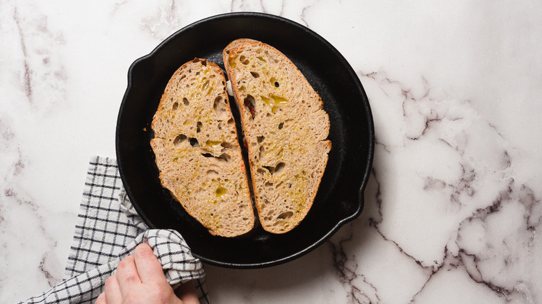 Cooking sandwiches in pan