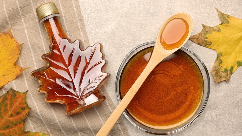 maple syrup in bowl and bottle