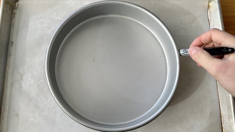 Tracing a cake pan