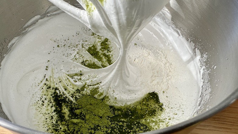 Meringue with green tea powder