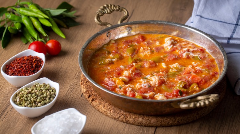 Menemen next to some of its ingredients 