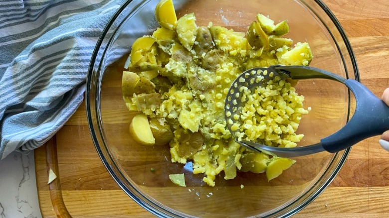 mashed potatoes in clear bowl