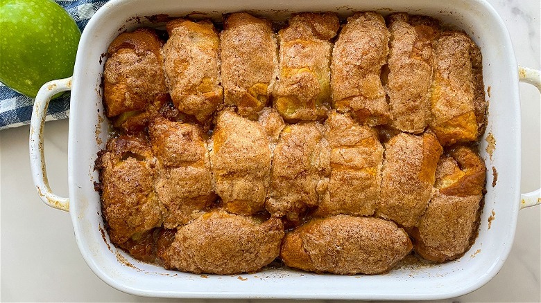 baked apples in pan 