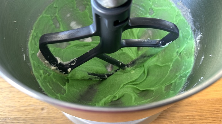 Green coloring in cake batter