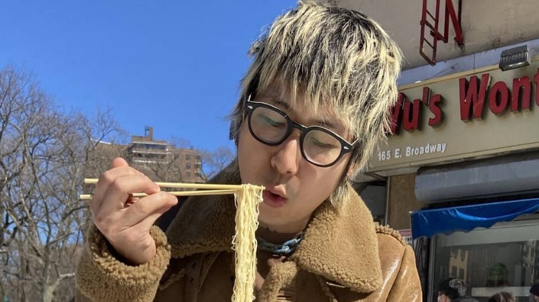 Danny Bowien eats outside