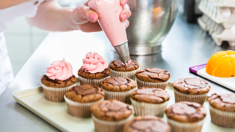 Frosting cupcakes