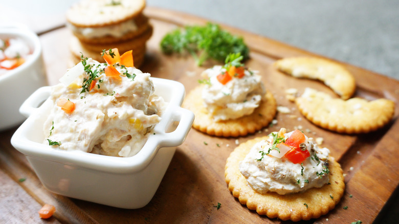 canned tuna dip with crackers