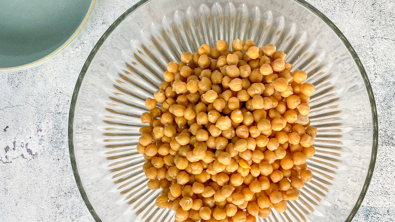 garbanzo beans in bowl 