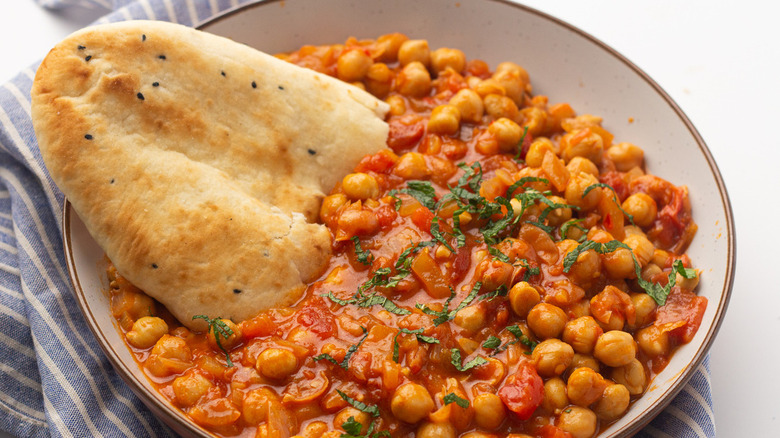 chickpea stew with naan bread