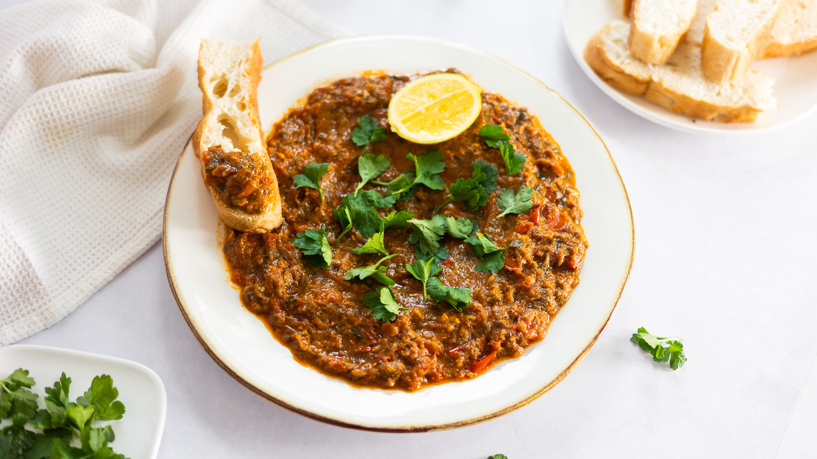 https://www.tastingtable.com/img/gallery/moroccan-zaalouk-eggplant-salad-recipe/l-intro-1693338576.jpg