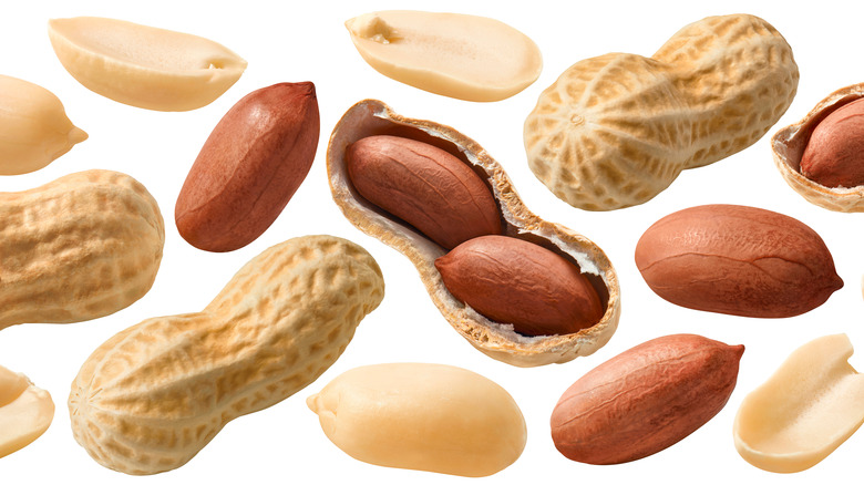 Shelled and unshelled peanuts