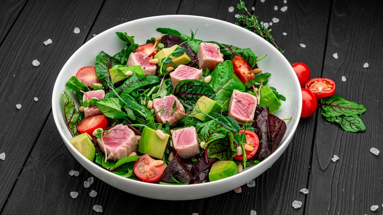 Veggie salad with tuna