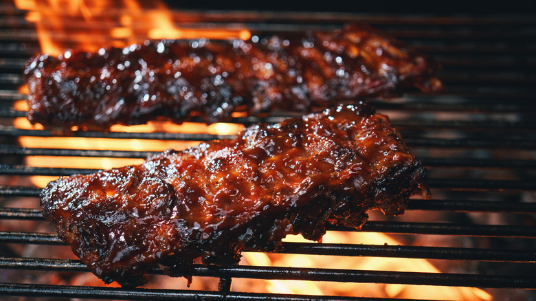 barbecue ribs on a grill