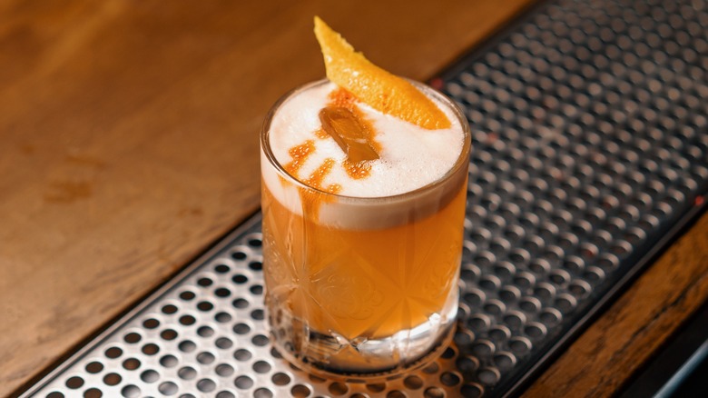 peach whiskey sour cocktail