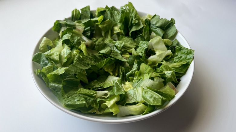 romaine lettuce in bowl