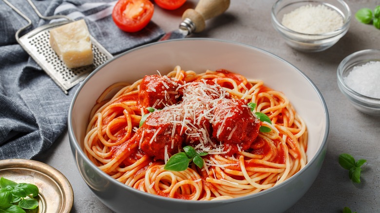 spaghetti with tomato sauce