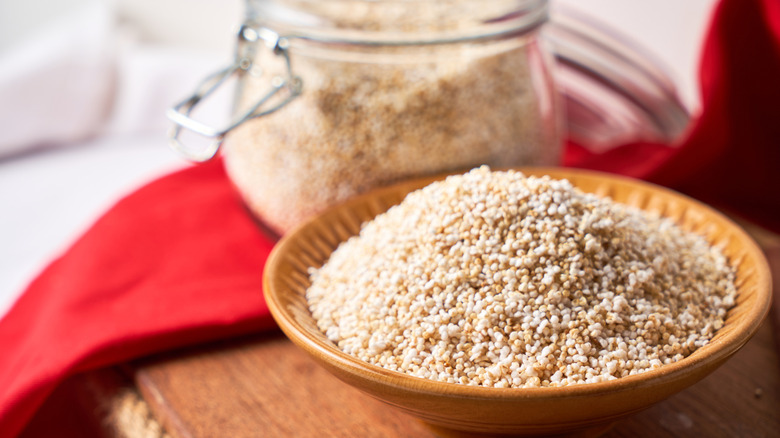 amaranth seeds in bowl and jar