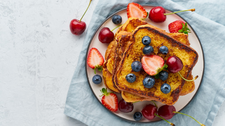 brioche French toast with berries