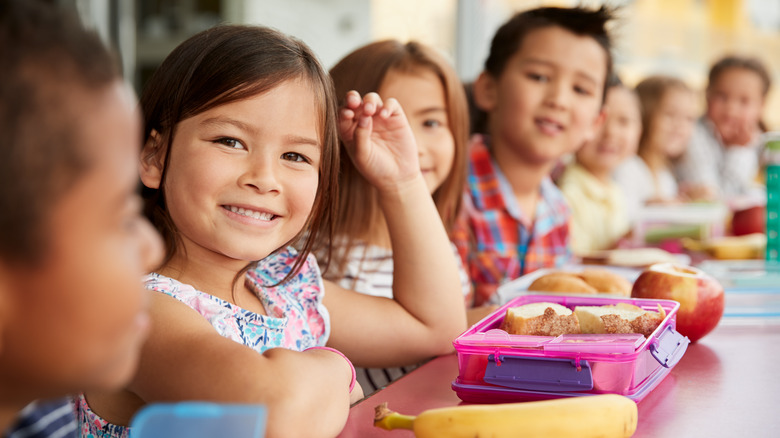 children eating lunches 