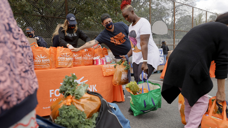 volunteers new york food bank