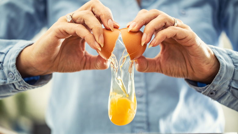 cook cracking egg