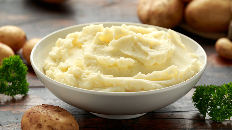 A bowl of mashed potatoes