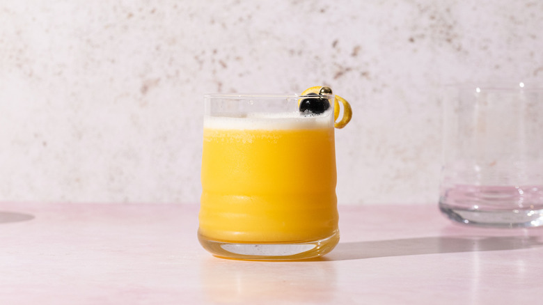 no-ABV amaretto sour mocktail