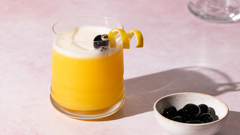 no-ABV amaretto sour mocktail