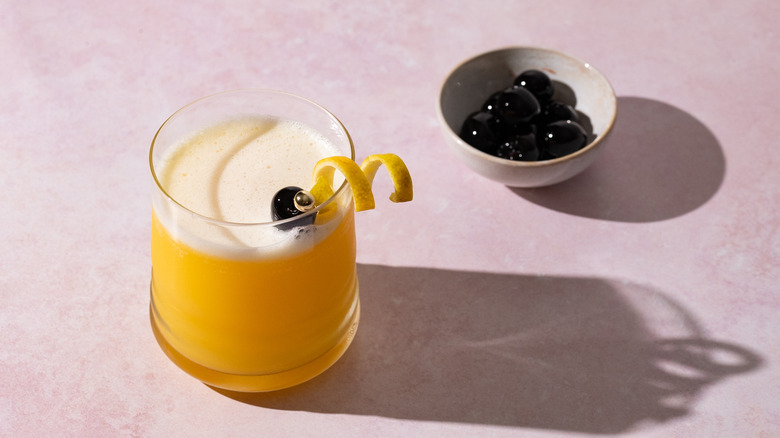 no-ABV amaretto sour mocktail