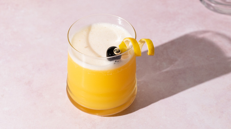 no-ABV amaretto sour mocktail